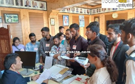 एसएफआई इकाई ने विश्वविद्यालय में विभिन्न मुद्दों को लेकर डीएस को सौंपा ज्ञापन 