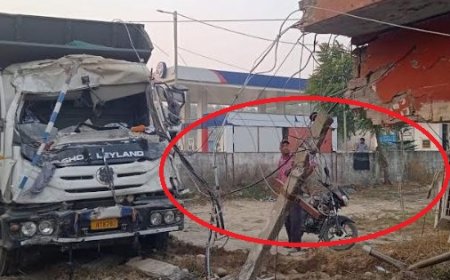 खंभे को तोड़ते हुए साथ लगती दुकान में घुसा टिप्पर, हादसे में चालक की मौत
