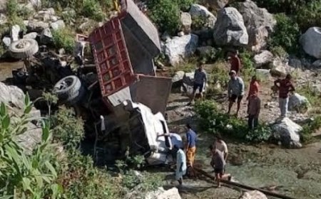 संगड़ाह के बड़ग माइनिंग एरिया में खाई में गिरा टिप्पर, हादसे में एक की मौत अन्य दो घायल 