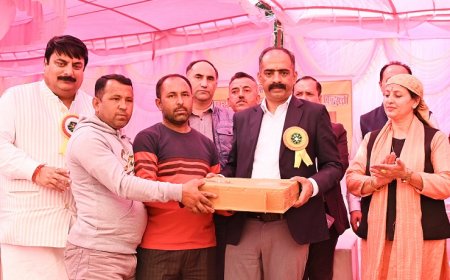 ग्रामीण विकास एवं पंचायती राज मंत्री अनिरुद्ध सिंह ने खगना पंचायत के 135 परिवारों को वितरित की सोलर लाइट