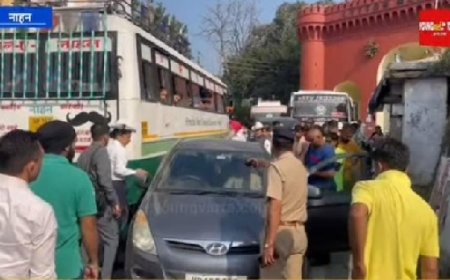 नाहन के दिल्ली गेट पर कार व HRTC बस में टक्कर,हाइवे पर लगा लम्बा जाम