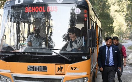 उपायुक्त ने दत्तनगर में स्कूल बस का किया औचक निरीक्षण