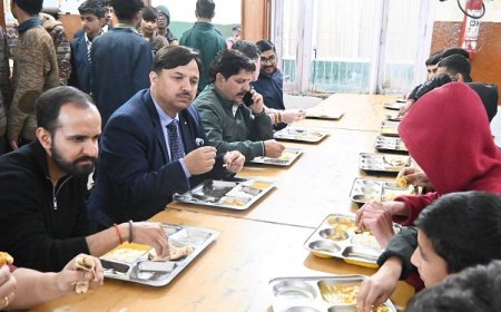उपायुक्त शिमला ने जेएनवी ठियोग का किया औचक निरीक्षण,बच्चों के साथ मैस में बैठकर किया भोजन