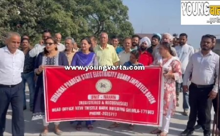 विद्युत बोर्ड कर्मचारी यूनियन ने प्रदेश सरकार के खिलाफ नाहन में किया प्रदर्शन