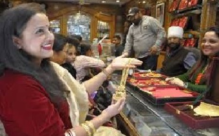 प्रदेश के बाजारों में धनतेरस पर खरीदारी के लिए लोगों की उमड़ी भीड़ 