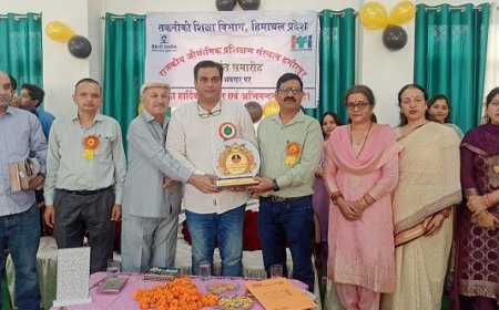 आईटीआई के वार्षिक उत्सव में डॉ. पुष्पेंद्र वर्मा ने बांटे पुरस्कार