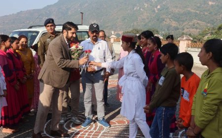 उपायुक्त ने सुंदरनगर में विशेष बच्चों को भेंट किए दिवाली उपहार