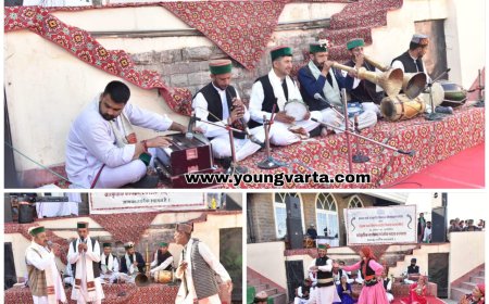 पहाड़ी दिवस समारोह में कलाकारों ने बाँधा समां , बुड्ढा -बुड्ढी के स्वांग ने हंसा कर किया लोट-पोट