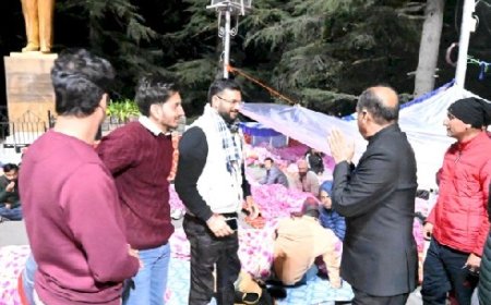 प्रदर्शन कर रहे वोकेशनल टीचर से मिलने चौड़ा मैदान पहुंचे नेता प्रतिपक्ष जयराम ठाकुर 