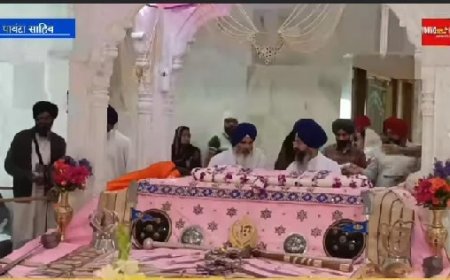 गुरुद्वारा साहिब में अखंड पाठ के साथ गुरु नानक देव जी के 555 वां प्रकाश पर्व धूमधाम से आयोजित 