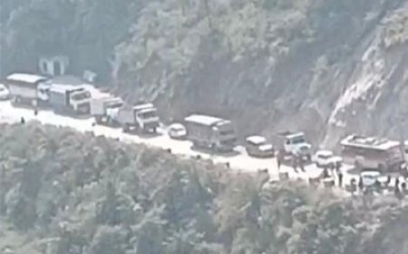 एनएच 707 पर गिरी विशाल चट्टान , यातायात बाधित , सड़क के दोनों और लगी वाहनों की लंबी कतारें