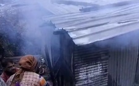 डेढ़ मंजिला मकान जलकर राख,सर्द मौसम में खुले आसमान तले रहने को परिवार मजबूर
