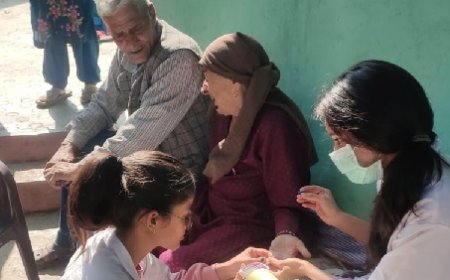 हंस फाउंडेशन की मेडिकल मोबाइल यूनिट ने म्याऊन गांव में 85 वर्षीय महिला के घर जाकर की स्वास्थ्य जांच  