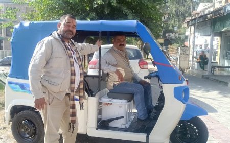 सफलता की कहानी :कश्मीर सिंह और अनमोल की कमाई का जरिया बने ई-ऑटो