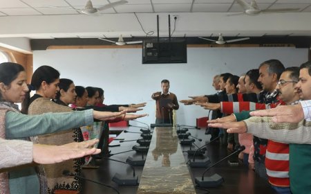 अतिरिक्त उपायुक्त ने अधिकारियों एवं कर्मचारियों को दिलाई संविधान की शपथ