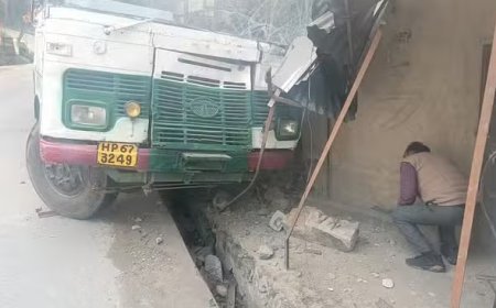 एचआरटीसी बस की सुजानपुर-टीहरा सड़क पर ब्रेक फेल,सभी सवारिया सुरक्षित