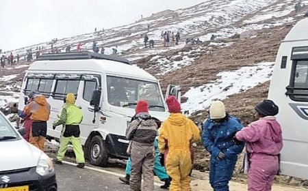 रोहतांग समेत ऊंची चोटियों पर बर्फबारी,बर्फ के फाहे देख झूम उठे पर्यटक  