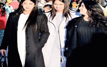 स्टाइलिश दिखने के लिए कोरियन कोट, बैगी स्वेट शर्ट और बूटस को तवज्जो दे रही युवतियां 