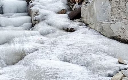 ताजा बर्फबारी और सड़क पर ब्लैक आइस जमने के कारण मार्ग यातायात के लिए बंद