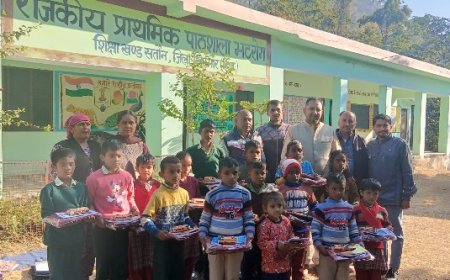 समाजसेवी एवं मजदूर नेता प्रदीप चौहान ने बेटी के जन्मदिन पर भट्टरोग स्कूल में बच्चों को बांटे स्वेटर
