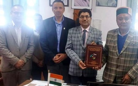 पौंग बांध विस्थापितों के राहत एवं पुनर्वास के लिए गठित उच्च स्तरीय समिति ने जगत सिंह नेगी को सौंपी रिपोर्ट  