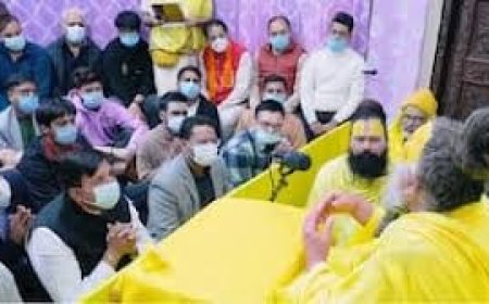 पत्नी की इच्छा पूरी करने वृंदावन पहुंचे डिप्टी सीएम, प्रेमानंद जी महाराज के किए दर्शन