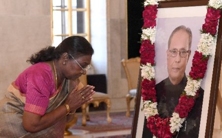 राष्ट्रपति ने पूर्व राष्ट्रपति प्रणब मुखर्जी की जयंती पर पुष्पांजलि की अर्पित  