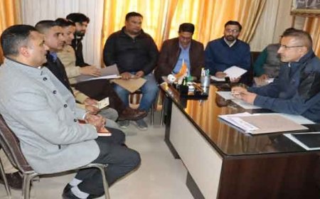 उपायुक्त सुमित खिम्टा ने विभिन्न कल्याणकारी सरकारी योजनाओं की समीक्षा बैठक की