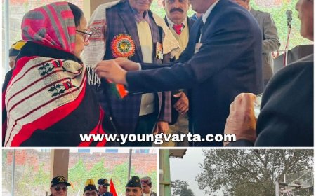 कैप्टन रामनाथ शर्मा व उनकी मिसिज गायत्री शर्मा को सम्मानित करते वैटरन कैप्टन बालक राम शर्मा