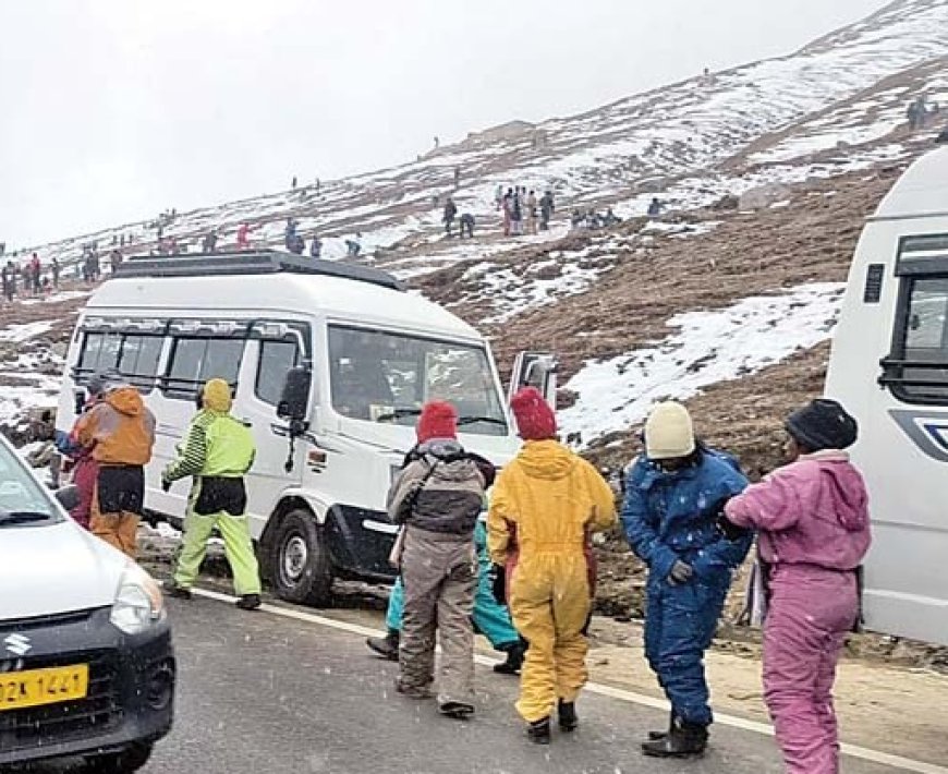 रोहतांग समेत ऊंची चोटियों पर बर्फबारी,बर्फ के फाहे देख झूम उठे पर्यटक  