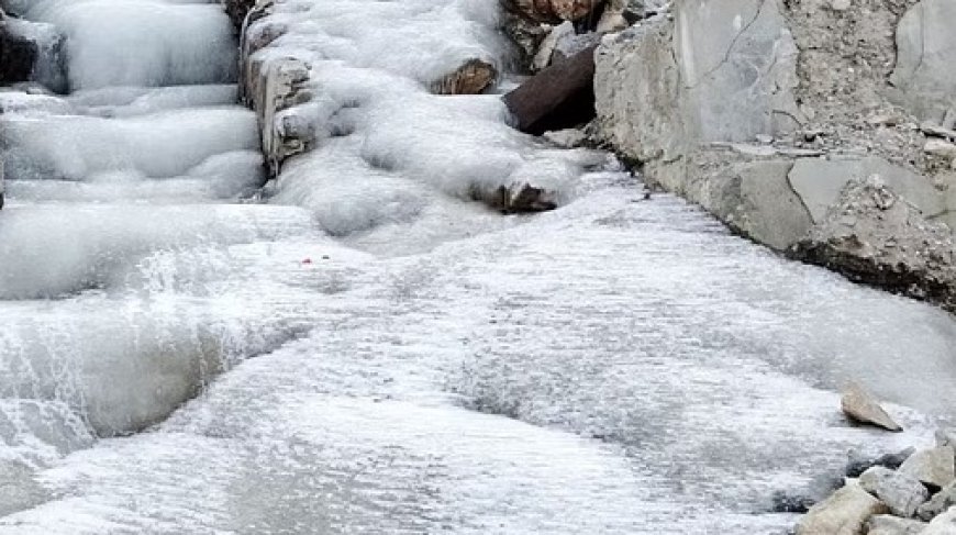 ताजा बर्फबारी और सड़क पर ब्लैक आइस जमने के कारण मार्ग यातायात के लिए बंद 