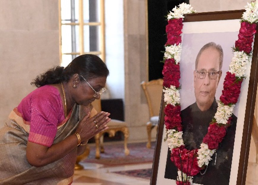 राष्ट्रपति ने पूर्व राष्ट्रपति प्रणब मुखर्जी की जयंती पर पुष्पांजलि की अर्पित  