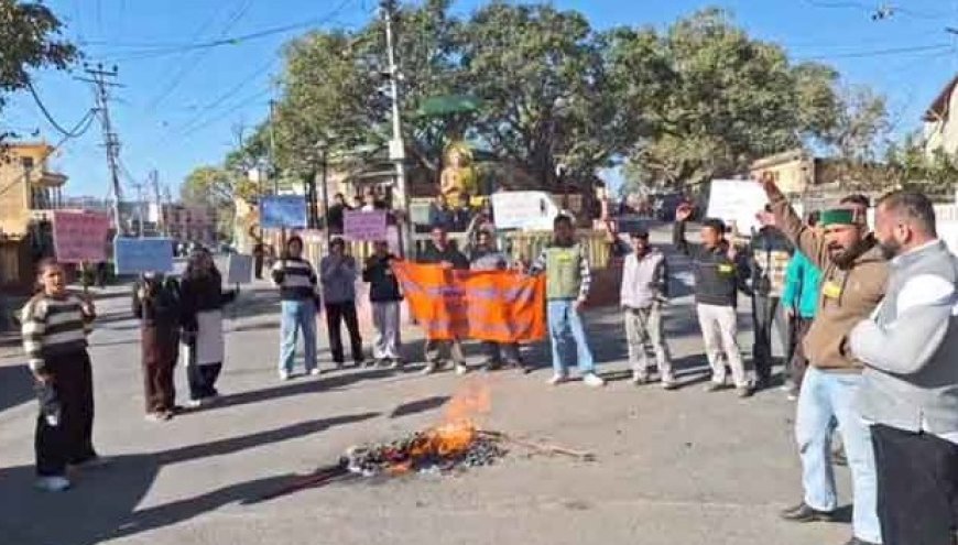 नाहन में ABVP ने  प्रदेश सरकार के खिलाफ किया जोरदार विरोध प्रदर्शन  