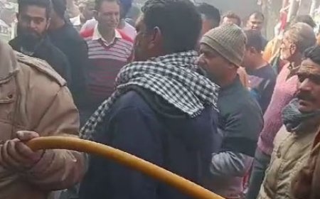 ऊना के अंब में धू-धू कर जली दुकान, घटना में लाखों का नुकसान