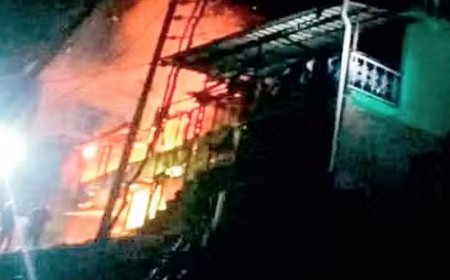 दर्दनाक : आग लगने से दो मंजिला घर जलकर राख,घटना में 70 वर्षीय बजुर्ग महिला की जिंदा जलकर माैत