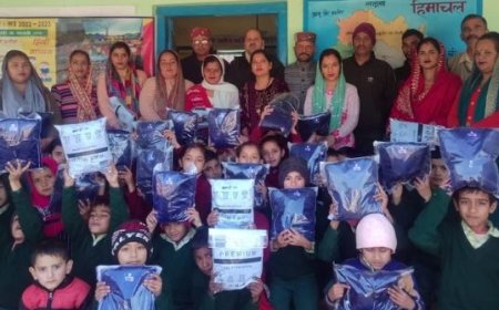 भरोग बनेड़ी स्कूल के शिक्षकों ने निजी खर्च से गरीब बच्चों को ट्रैक सूट व स्वेटर किए वितरित