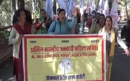 राजभवन के बाहर गरजी महिलाएं, डिपो में मिलने वाले राशन की गुणवत्ता पर उठाए सवाल