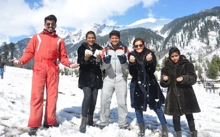बर्फबारी का लुत्फ उठाने के लिए बड़ी संख्या में हिमाचल के पर्यटन स्थलों का रुख कर रहे सैलानी 