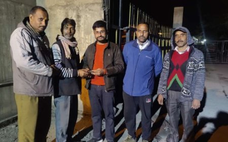 ईमानदारी की मिसाल : मोटर चालक संघ के सदस्यों ने आशीष गुप्ता को लौटाया खोया हुआ पर्स