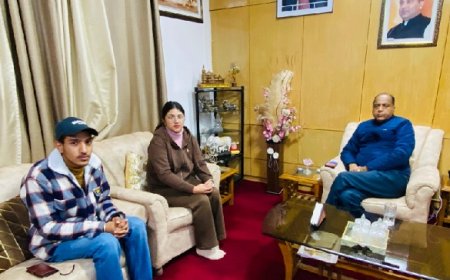 जाह्नवी शर्मा से अपने आवास पर मिले नेता प्रतिपक्ष जयराम ठाकुर, जताई संवेदना 