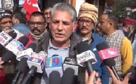 शिमला में मजदूरों ने कामगार बोर्ड के अध्यक्ष व सचिव का किया घेराव