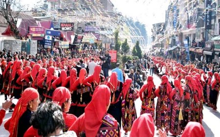 विंटर कार्निवल के दूसरे दिन मनाली के मालरोड पर महिलाओं की महानाटी रही आकर्षण का केंद्र  