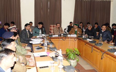 परियोजनाओं को समयबद्ध पूर्ण करने और लोगों को गुणवत्तापूर्ण सेवाएं सुनिश्चित करने पर बल दें अधिकारी : मुख्यमंत्री  