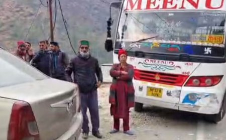 अनियंत्रित होकर सड़क किनारे पार्क दो वाहनों से जा टकराई बस, सभी सवारियां सुरक्षित 