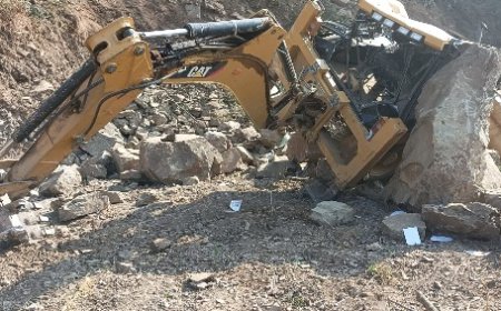 प्लॉट कटिंग के दौरान जेसीबी दुर्घटनाग्रस्त,  हादसे में चालक की मौके पर मौत