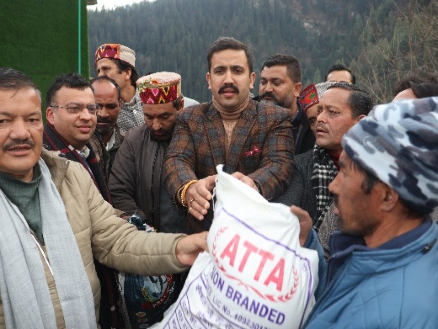 लोक निर्माण मंत्री विक्रमादित्य सिंह ने बंजार के जीभी के तांदी गांव में आगज़नी की घटना से प्रभावित गांव का किया दौरा 