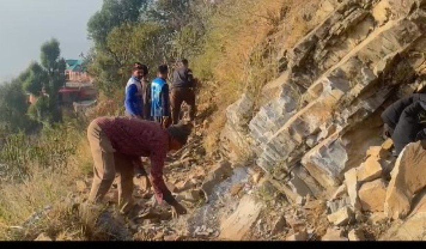 नेताओं से गुहार लगा कर हारे डाहर के ग्रामीण अपने हाथों से बनाएंगे सड़क 