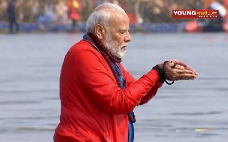 पीएम मोदी ने महाकुंभ में गंगा, यमुना और अदृश्य सरस्वती की त्रिवेणी में लगाई आस्था की डुबकी  