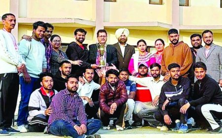 फार्मेसी कालेज की टीम ने क्रिकेट ट्रॉफी पर किया कब्जा , हिमालयन ग्रुप में अंतर कालेज मुकाबलों में छात्रों ने दिखाई प्रतिभा