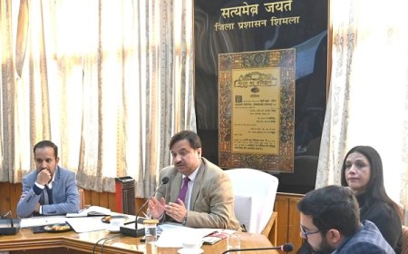 संवाद स्थापित कर कार्य करे सभी अधिकारी : उपायुक्त 